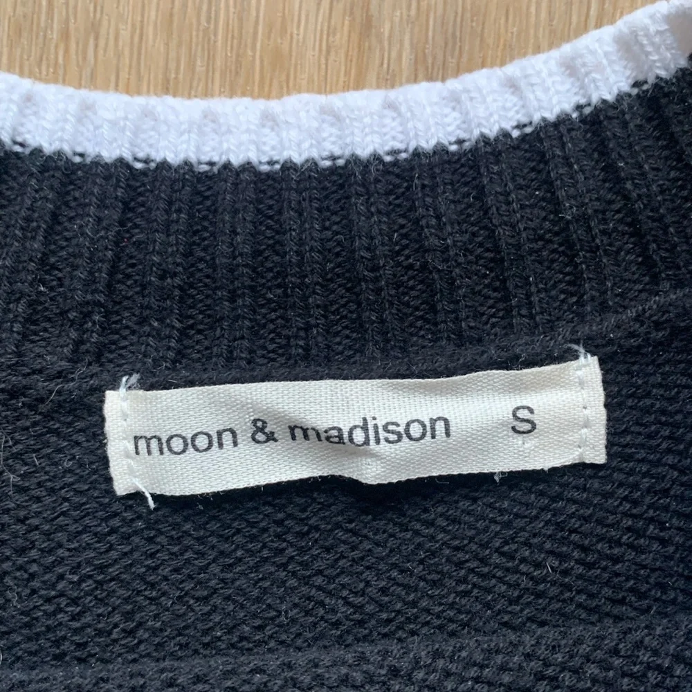 Moon & Madison Black and White 'Friday' Knit Sweater - Picture 6 of 10